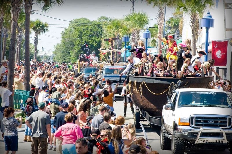 乔治亚州泰比岛泰比岛海盗节期间的游行和人群
