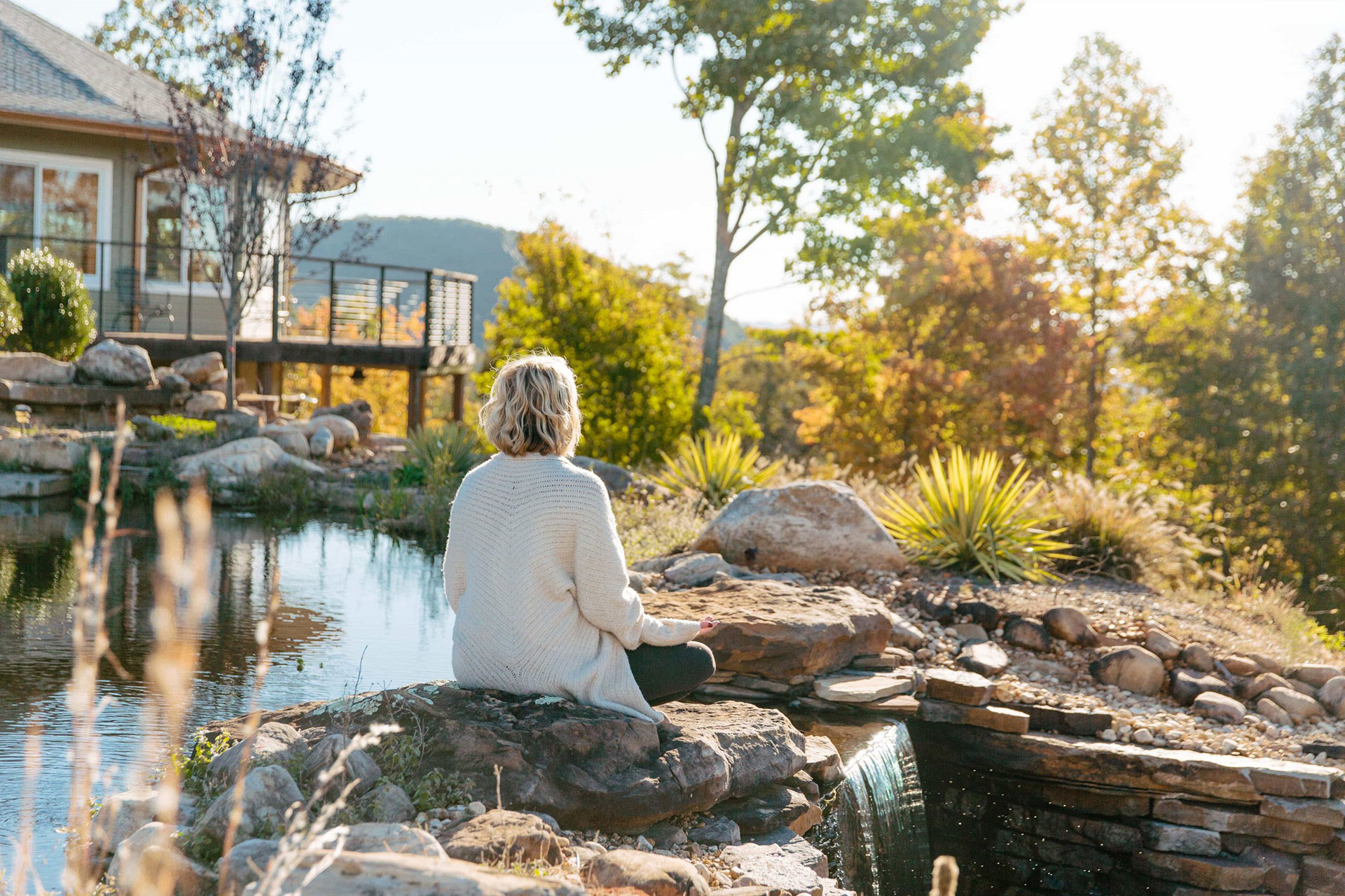 一名妇女在乔治亚州索蒂纳库奇的艾洛希池塘边冥想