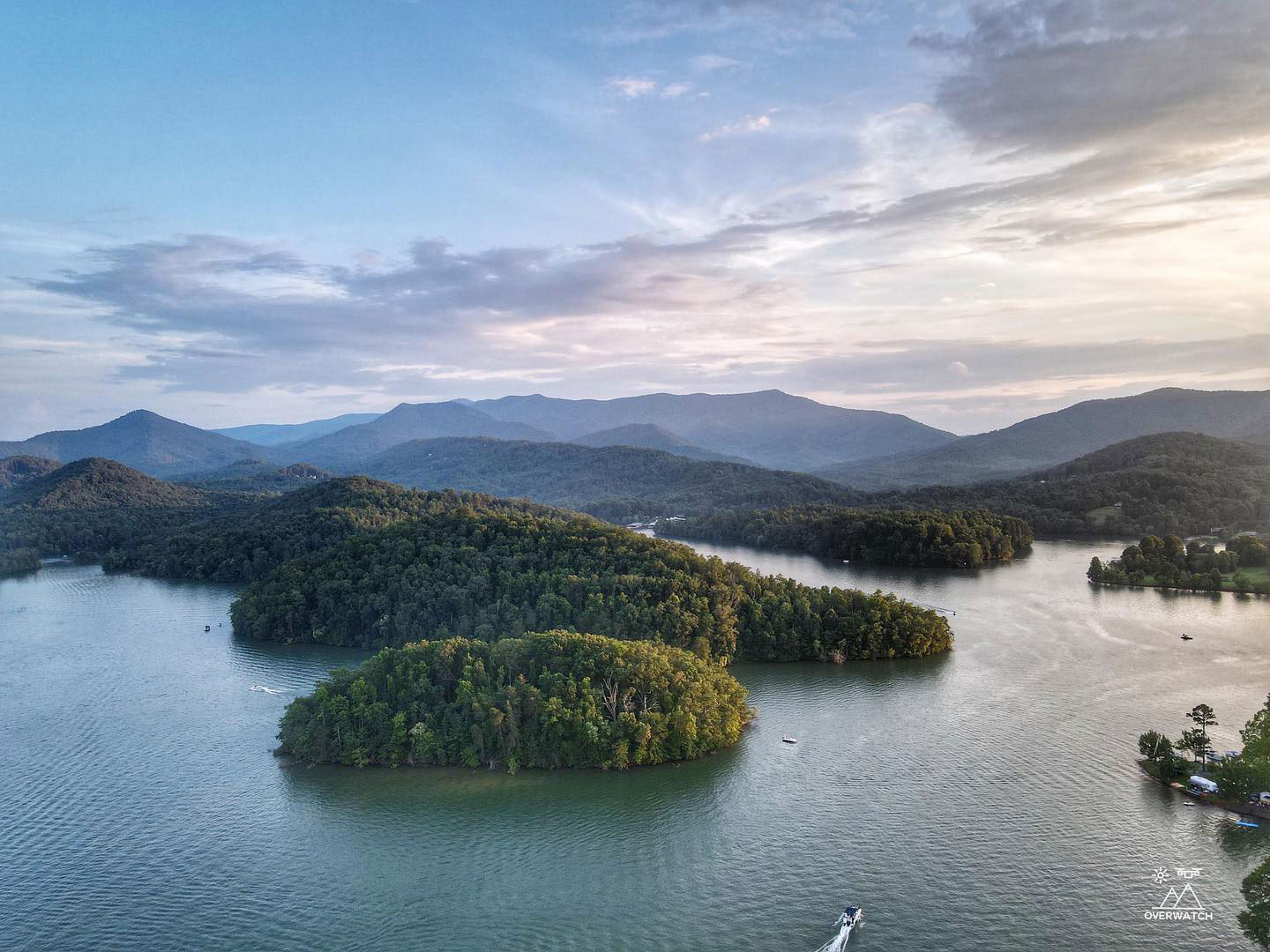 格鲁吉亚海瓦西的查图格湖鸟瞰图。图片由@overwatchproductions