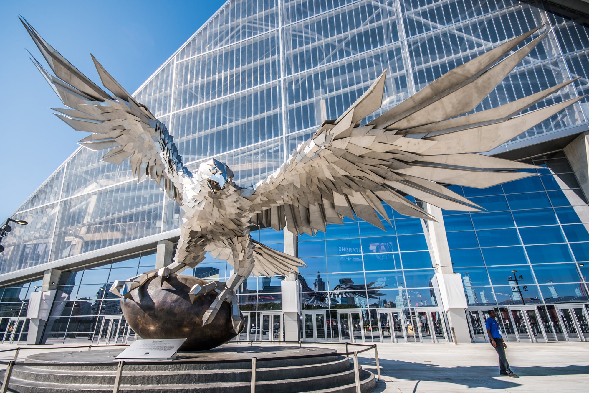 世界上最大的独立鸟雕塑高41.5英尺，位于梅赛德斯-奔驰体育场。——Lesli彼得森