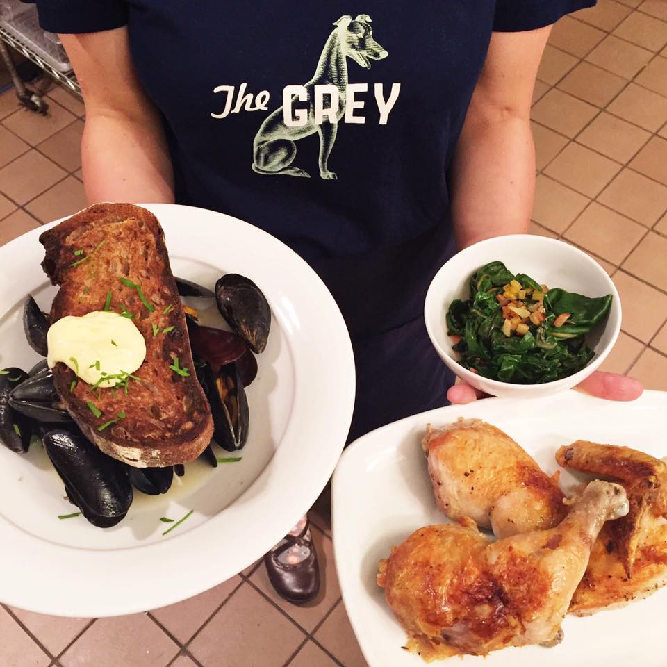 在乔治亚州萨凡纳的Grey餐厅，一名女子拿着一盘盘食物