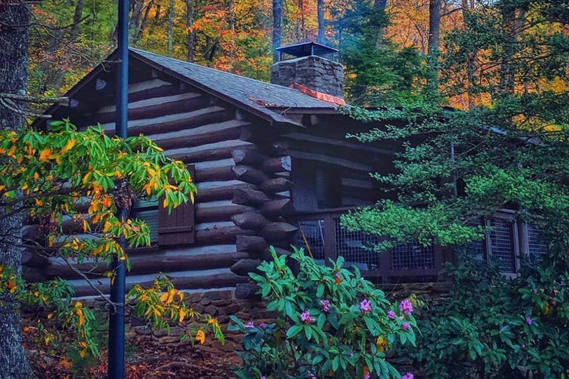 乔治亚州布莱尔斯维尔沃格尔州立公园的小屋。图片由@vikram_skhangarot