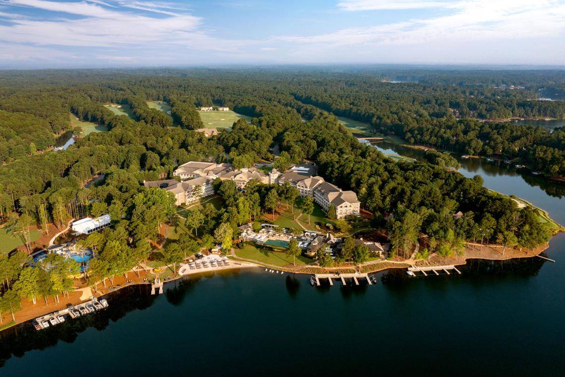 丽思卡尔顿雷诺兹酒店鸟瞰图，奥科尼湖在格林斯伯勒，乔治亚州