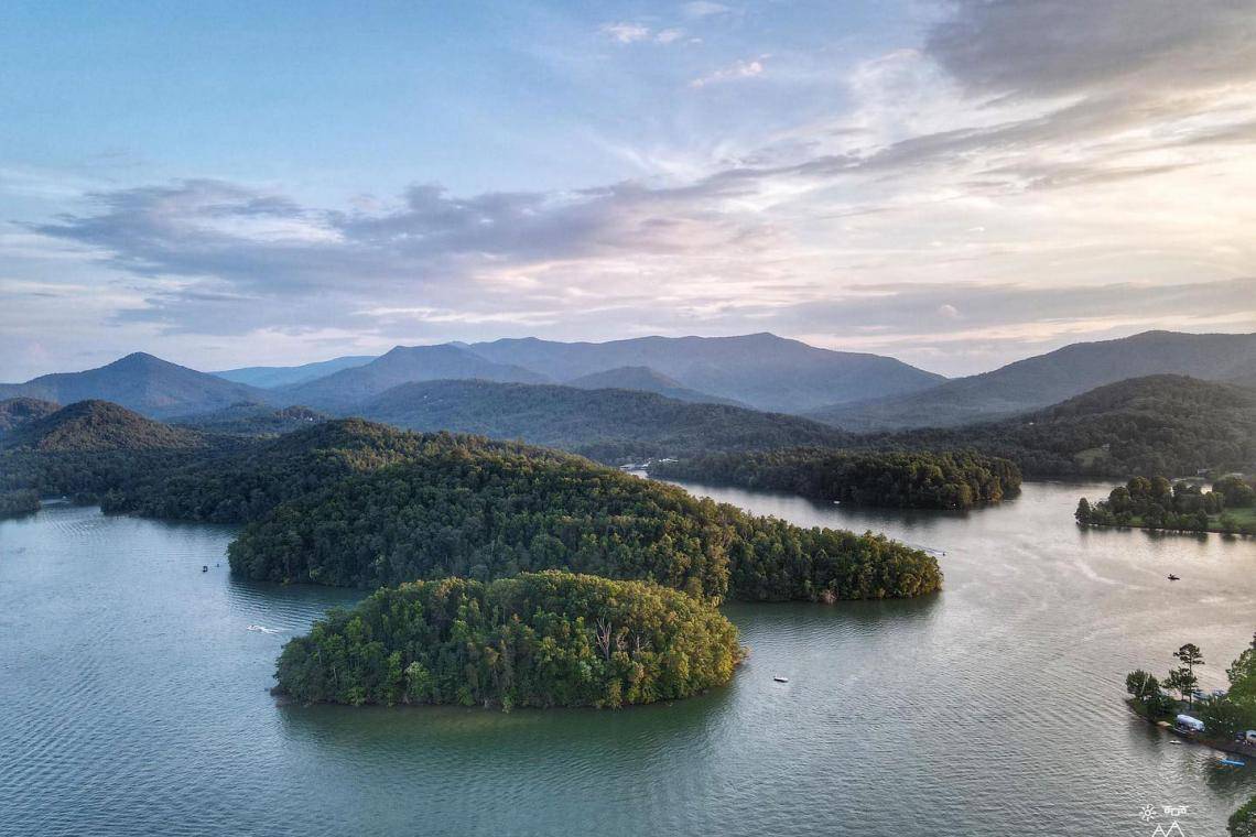 格鲁吉亚海瓦西的查图格湖鸟瞰图。图片由@overwatchproductions