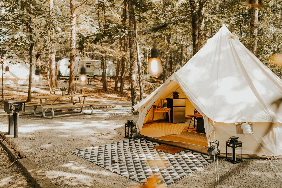 佐治亚州拉尼尔湖上的森林线露营帐篷的外观