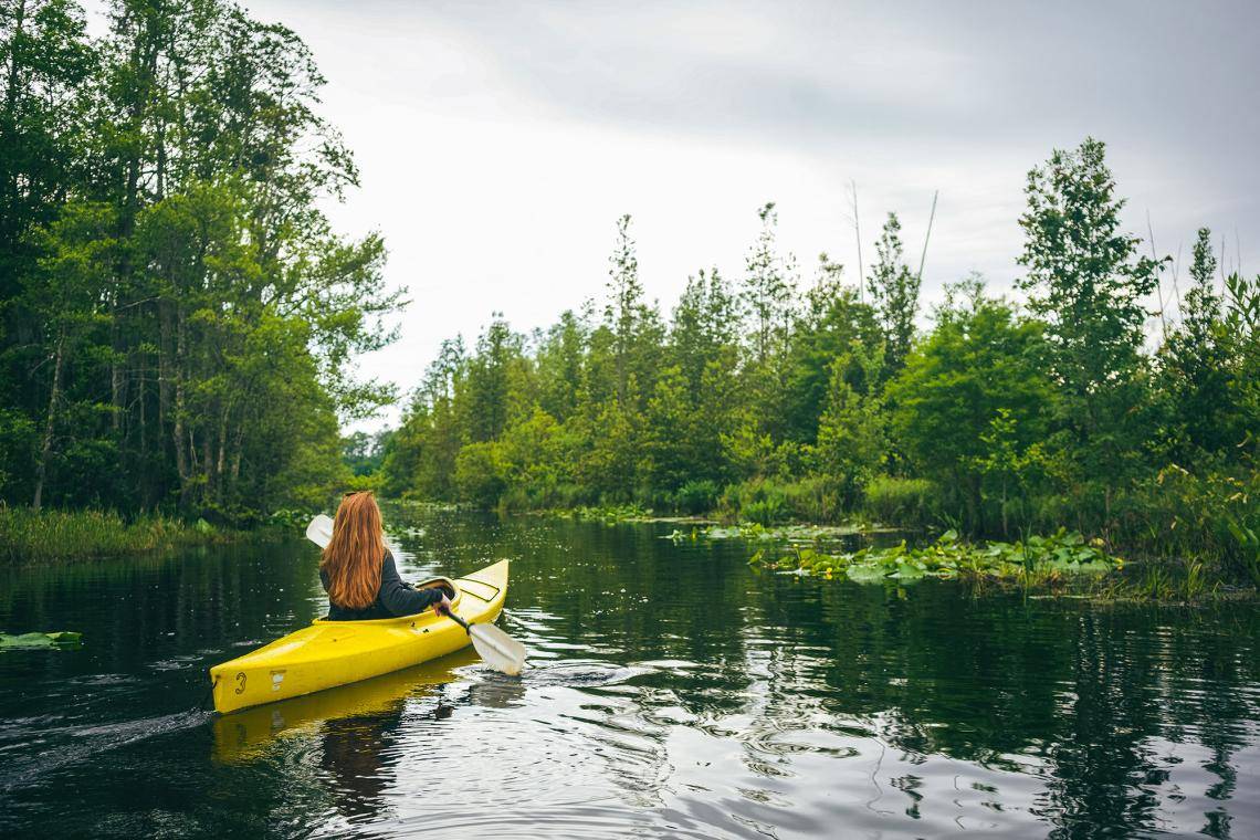 在奥克弗诺基沼泽划皮艇的女子。图片由@wandernorthga